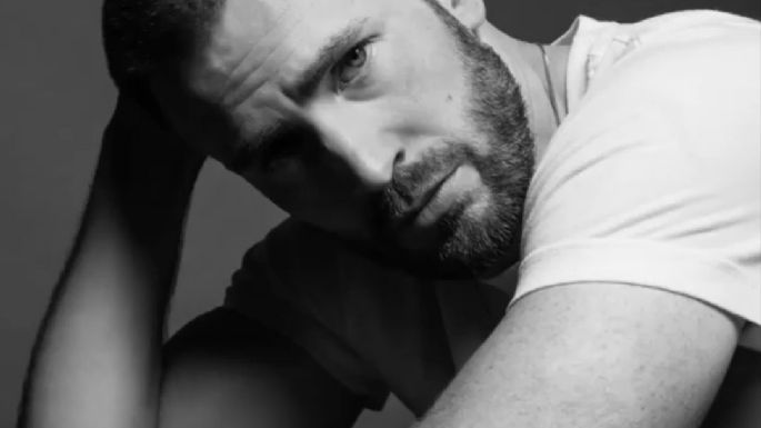 Chris Evans enamora a sus fans al tocar una melodía en el piano