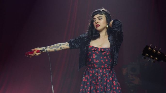 Mon Laferte revive el Teatro Fru Fru mediante asombroso concierto online