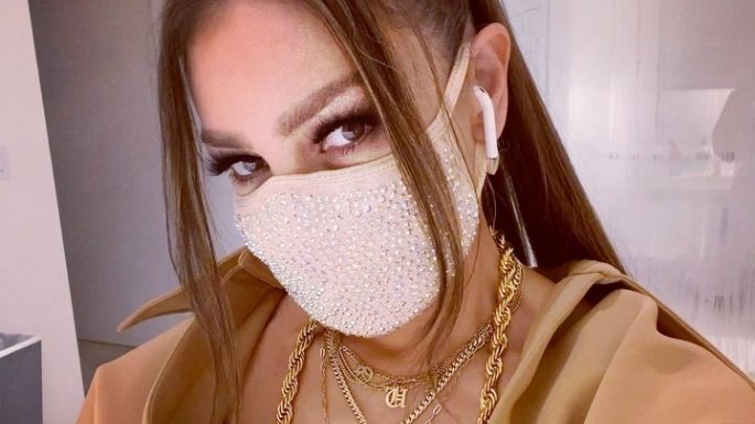 Critican en redes sociales a Thalía por los accesorios que utiliza para cuidarse del Covid-19