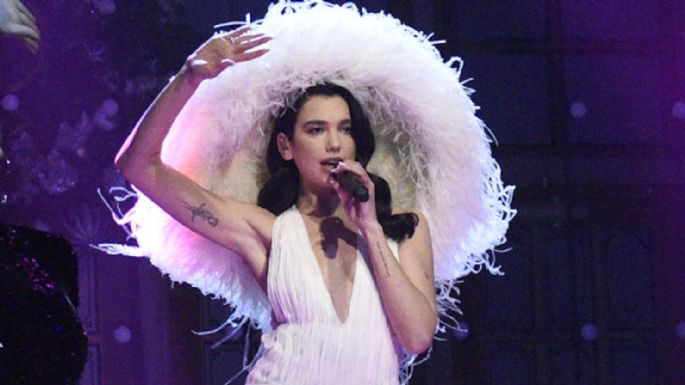 Dua Lipa causa furor durante su presentación en 'Saturday Night Live'