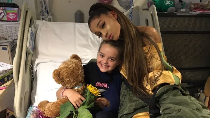 Ariana Grande y Dalton Gomez reparten regalos de Navidad a niños hospitalizados