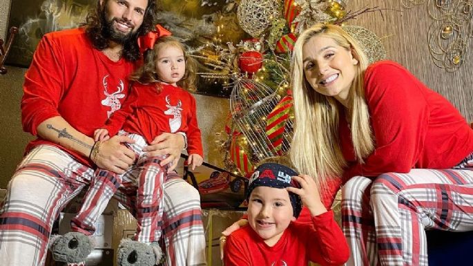 ¡Le gana la emoción! Poncho de Nigris lanza a su esposa contra el árbol de Navidad en baile familiar