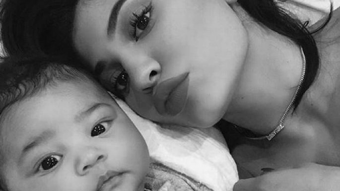 Kylie Jenner comparte foto nunca antes vista de Stormi a tan solo unos días de nacida