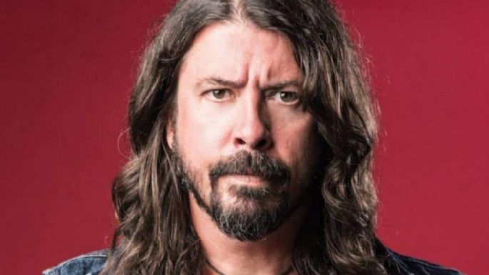 Dave Grohl sorprende a sus fanáticos 'chilangos' y envía un mensaje en las pantallas del metro