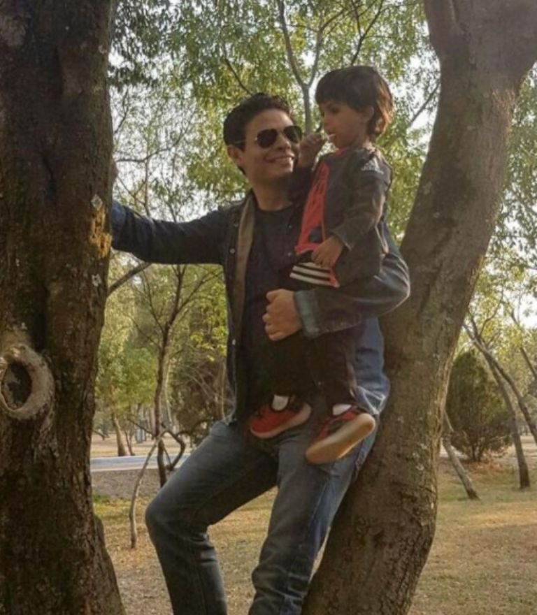 Giovanni Medina tiene la custodia del niño