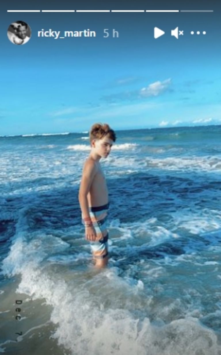 El adolescente se parece a su padre 