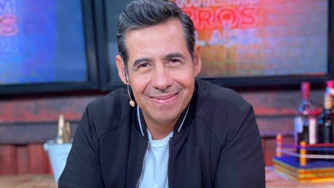 Captan al conductor de Televisa, Yordi Rosado, en apasionado beso a su prometida