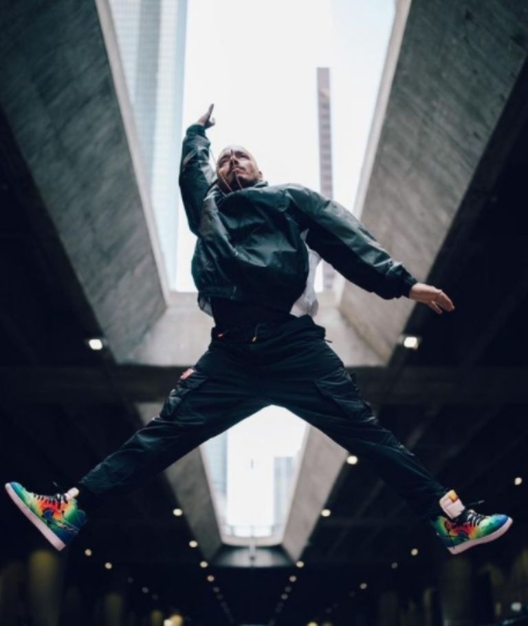 J Balvin en una foto promocional