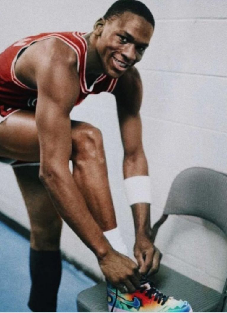 Un imitador de Michael Jordan lució el calzado 