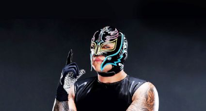 El luchador Rey Mysterio se le pasa la mano y revela su identidad