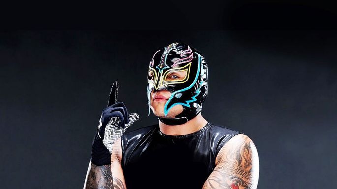El luchador Rey Mysterio se le pasa la mano y revela su identidad