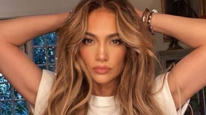Jennifer Lopez sorprende a sus fans al mostrar su piel joven cuando se desmaquilla en vivo