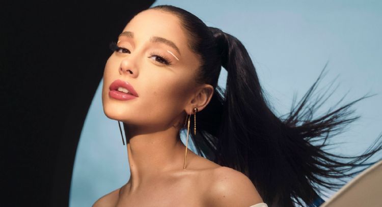 Salen primeras imágenes  de 'Wicked': Ariana Grande luce mágica como Glinda, la bruja buena