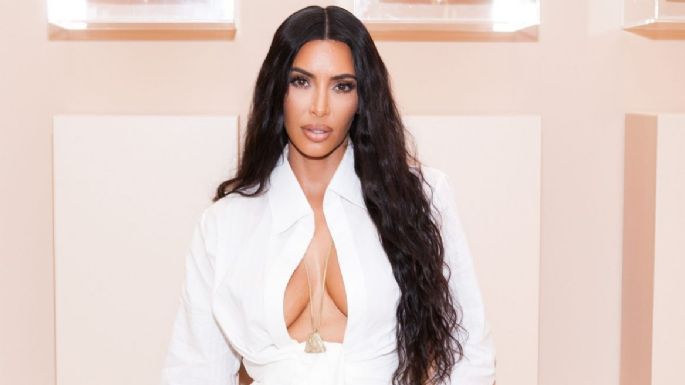 Kim Kardashian enciende las redes al posar con atrevido bañador desde la playa