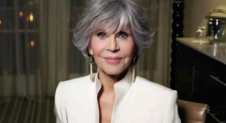 Jane Fonda arroja premio a directora de cine en la espalda en el Festival de Cine de Cannes 2023