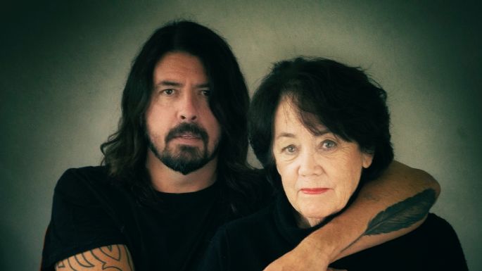 Paramount Plus anuncia la fecha de estreno de la nueva serie de Dave Grohl a lado de su mamá