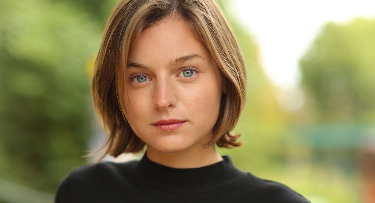 Emma Corrin revela que tuvo alucinaciones en el set de la próxima serie de FX por esta fuerte razón