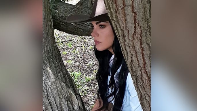 ¡Divina! Livia Brito enloquece Televisa al posar sobre un caballo en 'outfit' azul