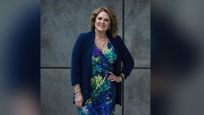 Érika Buenfil deleita a todo Televisa con su belleza en divino 'outfit'