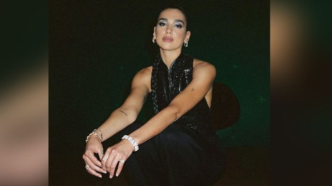 Dua Lipa enloquece a todo Instagram al posar en escotado atuendo blanco con rojo