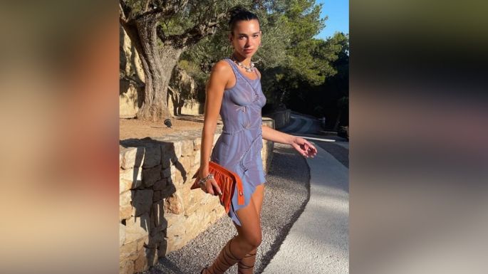Dua Lipa encanta Instagram desde la playa al asolearse en irresistible pose