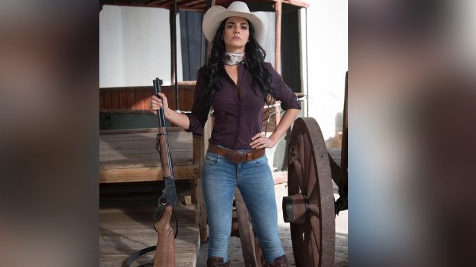 ¡Divina! Livia Brito cautiva Televisa la lucirse en revelador 'outfit' blanco