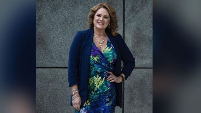 Érika Buenfil deleita a todo Televisa con su belleza en 'outfit' rojo