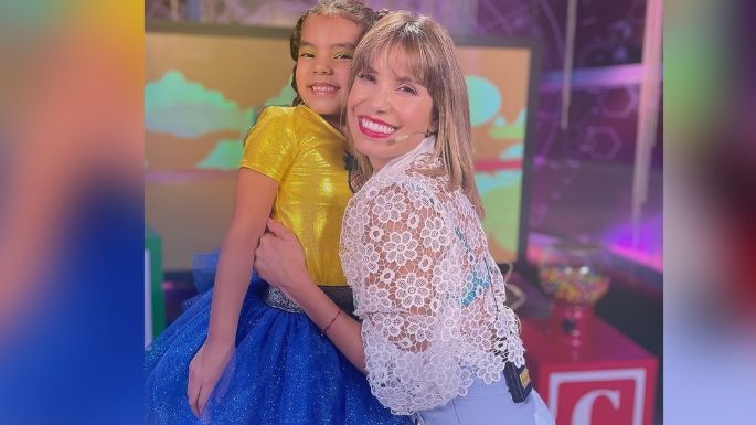 Andrea Escalona enloquece a Televisa al posar en coqueto atuendo azul desde 'Hoy'