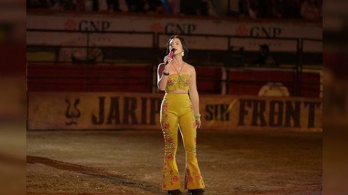 Ángela Aguilar paraliza todo Instagram al lucirse con entallado 'outfit' azul