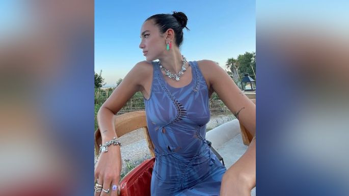 ¡Diosa! Dua Lipa encanta a todo Instagram al asolearse en corto vestido azul