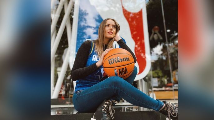 Andrea Sola, la guapa conductora de TV Azteca que conquista en sexy vestido negro