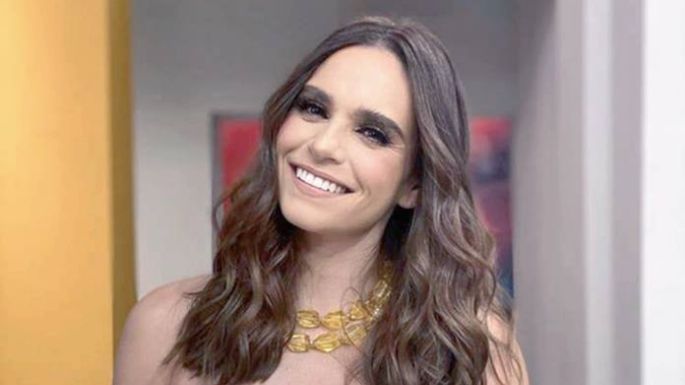 Tania Rincón deleita a sus seguidores al usar una coqueta falda desde Televisa