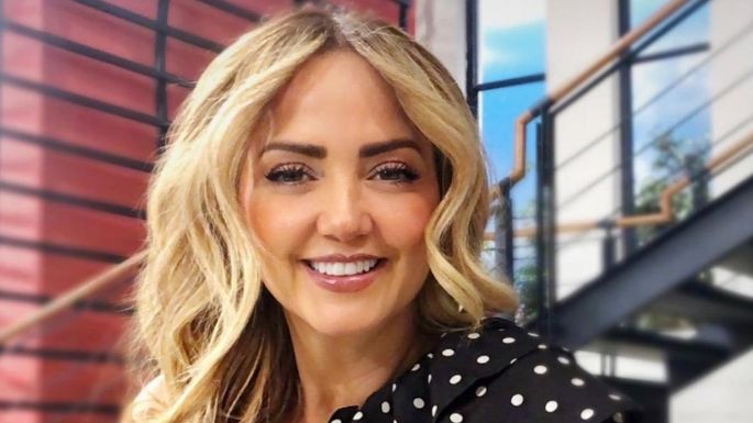 Andrea Legarreta posa con elegante vestido negro y derrocha belleza en Televisa