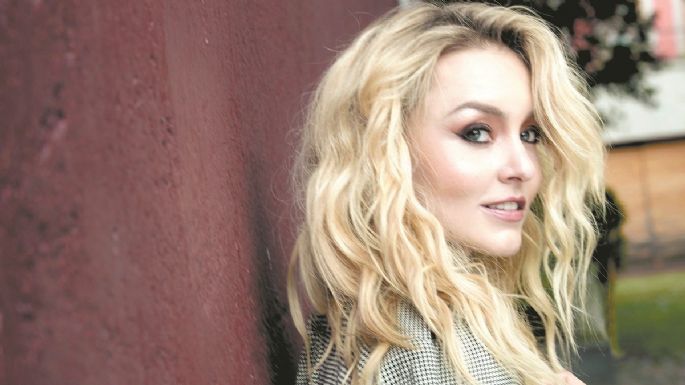 Angelique Boyer luce tremenda con este traje de baño y este impactante cambio de look