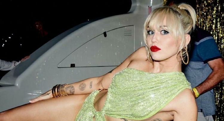 Miley Cyrus lanza el video de su nuevo sencillo 'Flowers'; habla sobre el amor propio y vivir sola