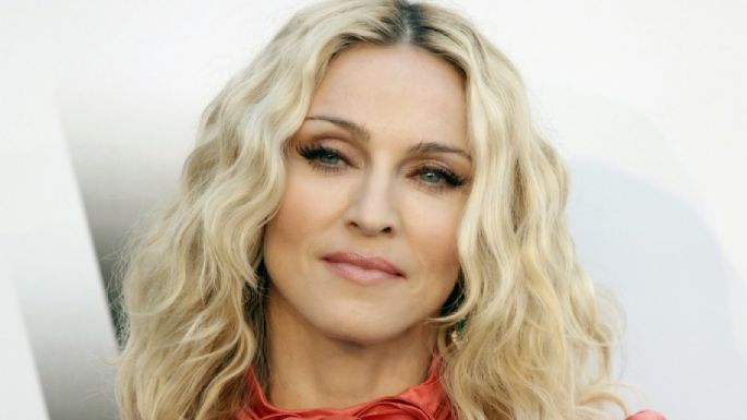 FOTO: Madonna perturba al beber agua de un tazón para perros