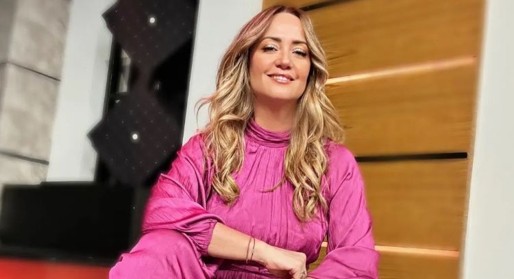 Andrea Legarreta reaparece en los foros de Televisa y roba suspiros con este coqueto vestido blanco