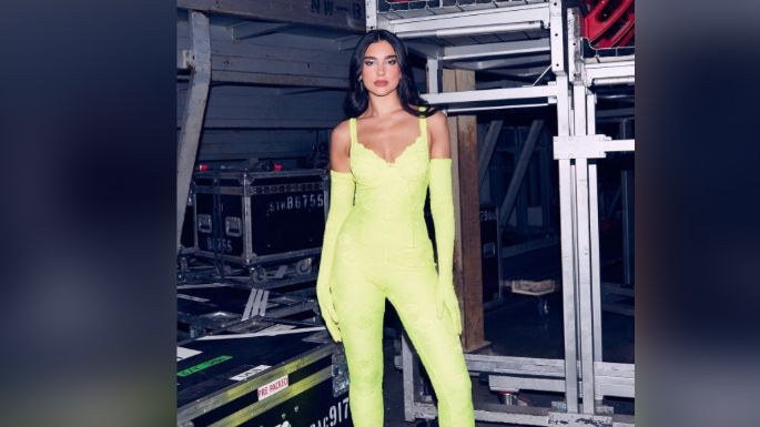 Dua Lipa cae en pleno escenario y deja al descubierto el payback
