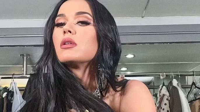 Katy Perry posa con elegante look negro y deslumbra las redes; así luce la guapa cantante