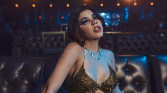 Kenia Os roba suspiros al posar con atrevido look azul en Instagram