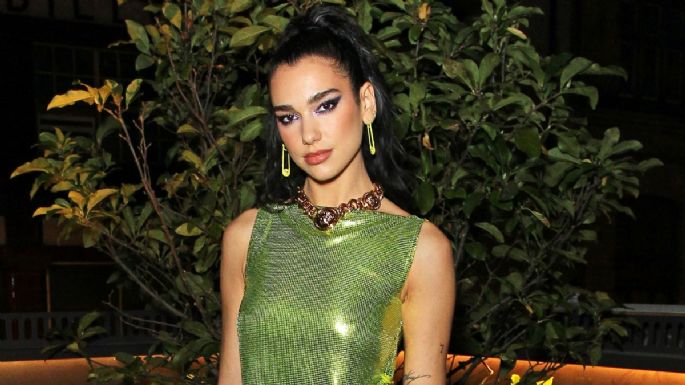 Dua Lipa posa con encantador look verde y paraliza las redes