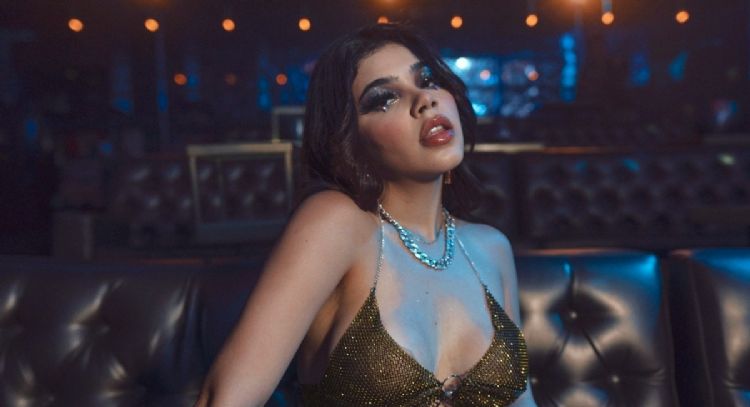 Desde ‘Los Premios Juventud’, Kenia Os derrocha belleza con este increíble ‘look’ rojo de encaje