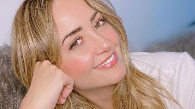 Andrea Legarreta luce elegante vestido negro y deleita a toda Televisa; este es su look