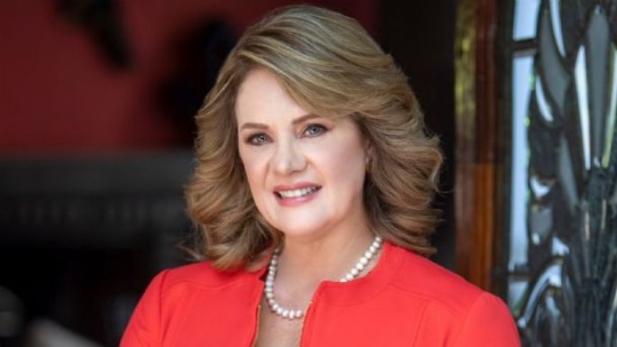 Érika Buenfil regresa a las redes y posa con un encantador look de verano