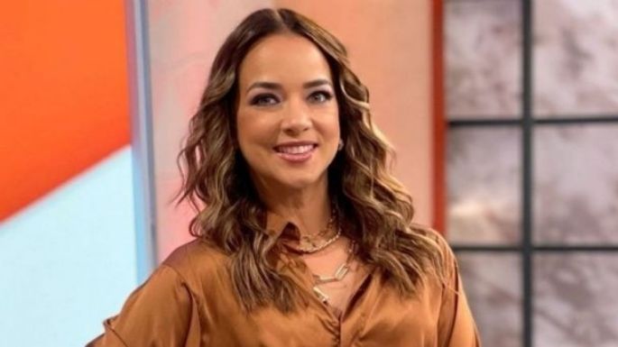 Adamari López posa con hermoso outfit azul y enamora a sus fanáticos de Telemundo