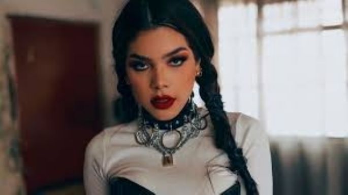 Kenia Os presume figura con distinguido look azul y deleita las redes