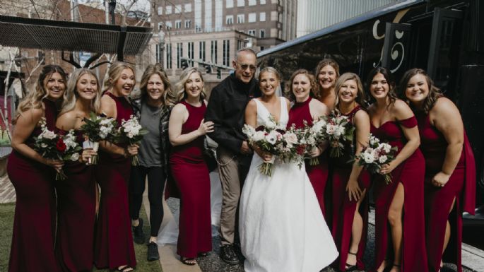 Tom Hanks sorprende a una fanática y llega sin ser invitado a una boda; mira aquí las fotos