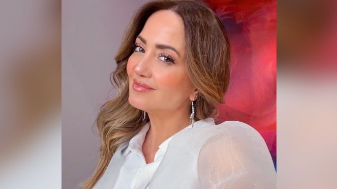 Andrea Legarreta impresiona a Televisa al lucirse en sensual traje negro