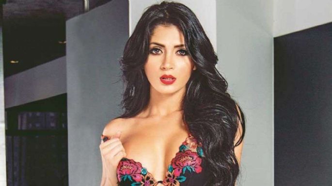 Kimberly Flores pone de cabeza Instagram al posar como diosa en conjunto naranja