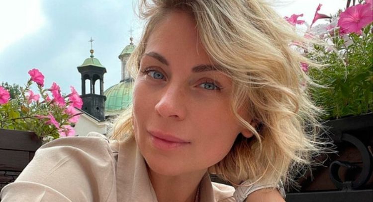 Ludwika Paleta regresa al programa ‘Hoy’ y deslumbra con distinguido vestido claro de temporada